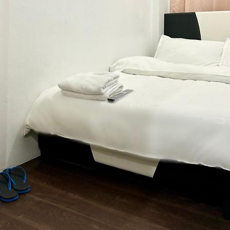 Private Room With Ac And Fan At Ekg Manila House Rental Exterior foto